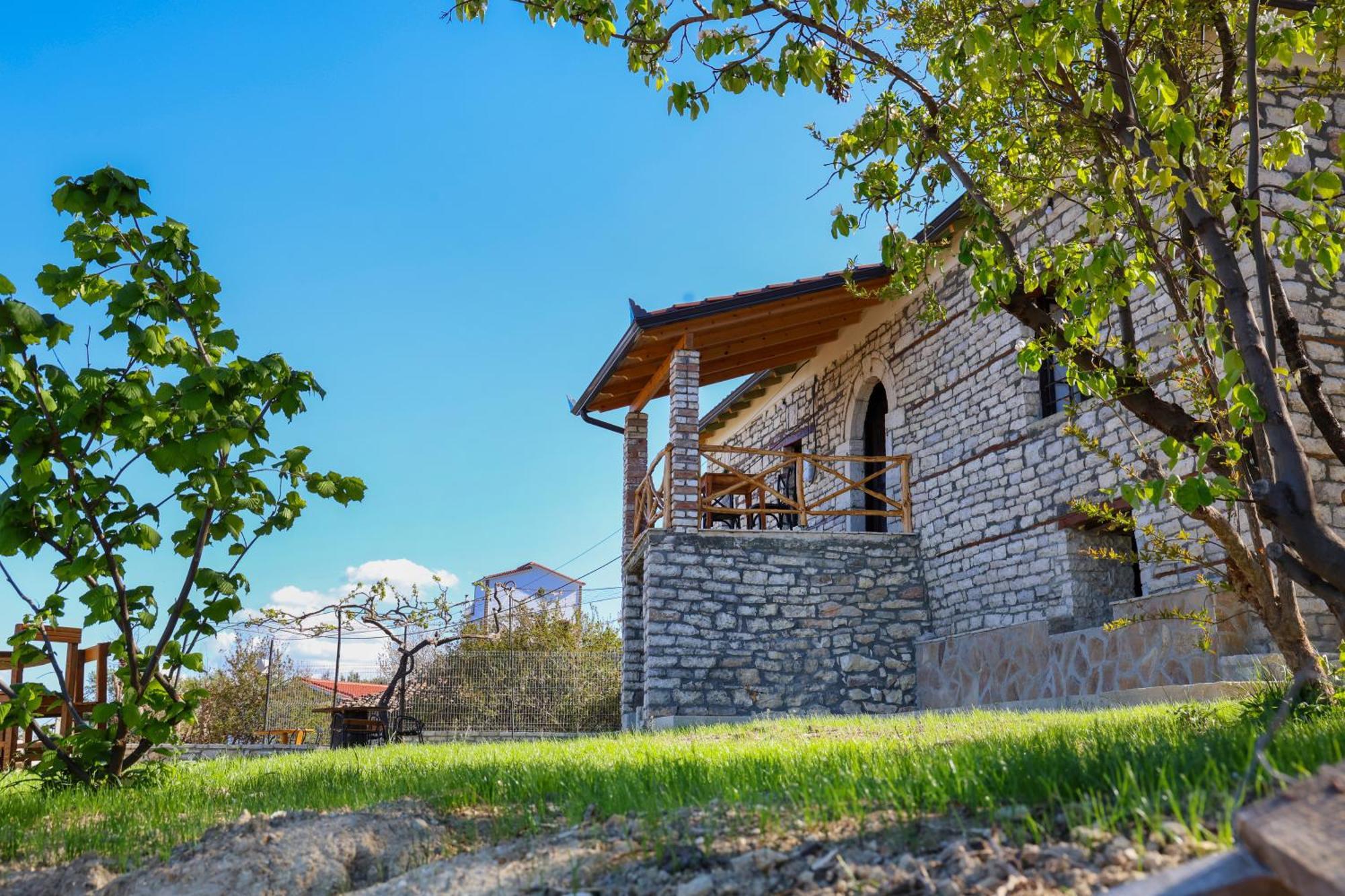 Villa Shpiragu Village Experience Berat Bagian luar foto