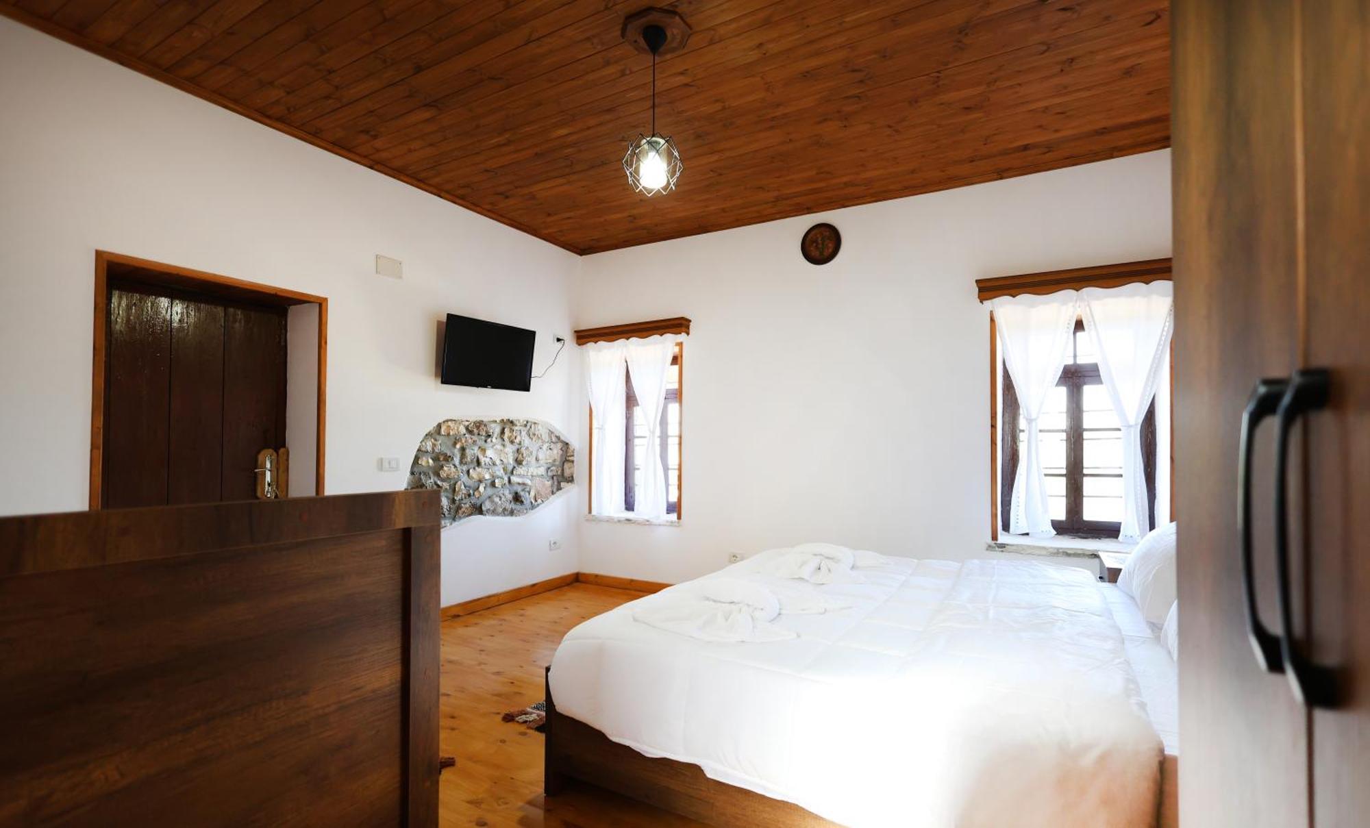Villa Shpiragu Village Experience Berat Bagian luar foto